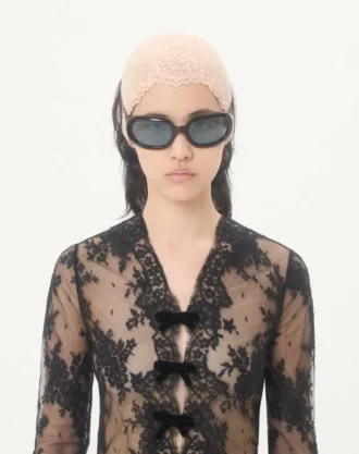 Blondebluse med sløyfer