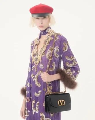 Brodert chiffongkjole med fjær