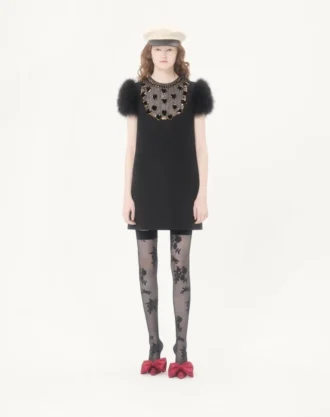 Brodert kort kjole i crepe couture