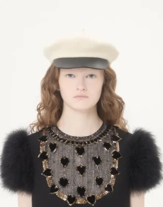 Brodert kort kjole i crepe couture