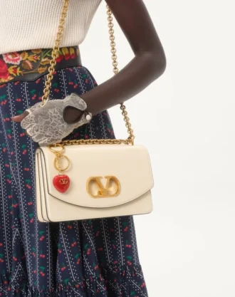 Coeur Royal-veskeanheng med nøkkelring i metall og emalje