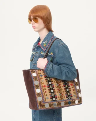 Denimjakke med broderi med perler og trykte kanter