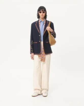 Enkeltradet linjakke med broderi og lapper