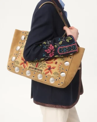 Enkeltradet linjakke med broderi og lapper