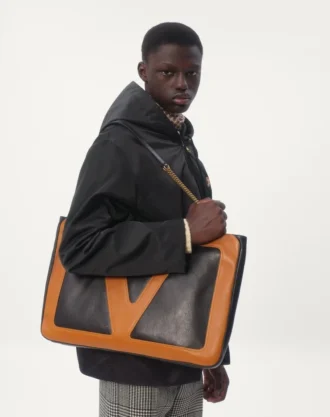 Nylon vindjakke med hette og Vlogo-lapp