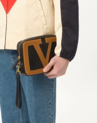 Nylon vindjakke med hette og Vlogo-lapp