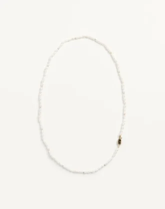 Oval halskjede i metall, perler og emalje