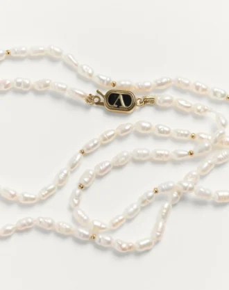 Oval halskjede i metall, perler og emalje