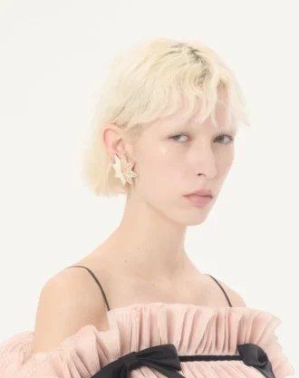 Pas Plus-øreringer i metall, emalje og Swarovski®-krystaller