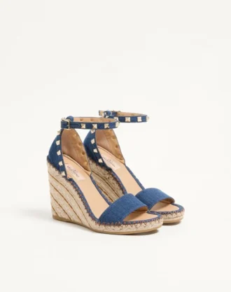 Rockstud dobbel kilehælssandal i denim 105 mm