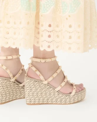 Rockstud kalveskinnsandal med stropper og 95 mm kilehæl