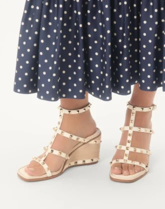 Rockstud kilehæl sandal i kalveskinn med Cornely-broderi 80 mm