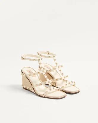 Rockstud kilehæl sandal i kalveskinn med Cornely-broderi 80 mm