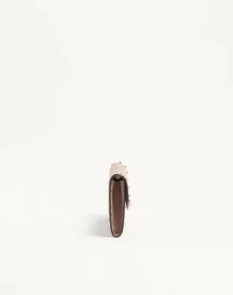 Rockstud lommebok med kjede i kornet kalveskinn