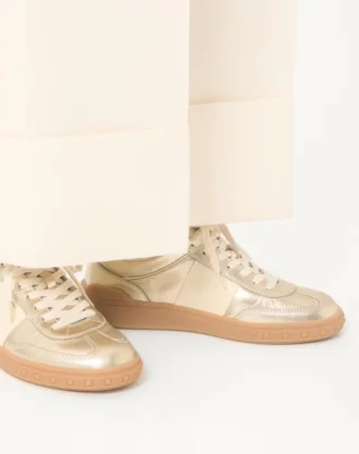 Upvillage Trainer i laminert kalveskinn med nappa kalveskinnsbånd