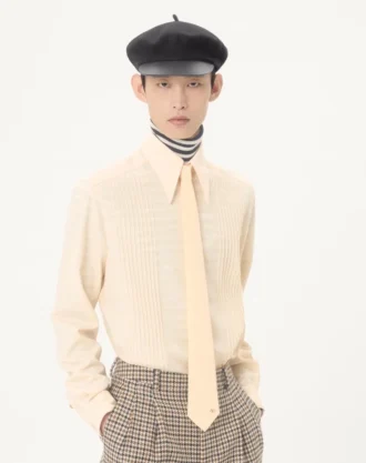 Valentie silkeskjerf med VLogo-signaturdetalj