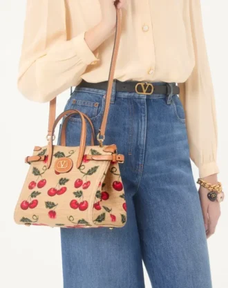 Valentino Garavani Antibes liten handlepose i jacquard raffia med Cherryfic-mønster