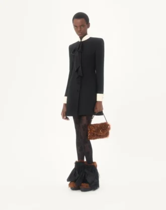 Valentino Garavani DeVain liten skulderveske i lammepels med rhinestones.