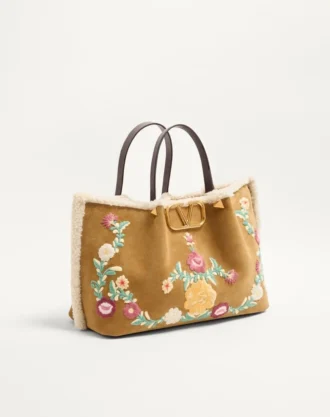 Valentino Garavani Medium Shopping Bag i brodert suede med saueskinnfôr