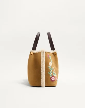 Valentino Garavani Medium Shopping Bag i brodert suede med saueskinnfôr
