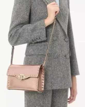 Valentino Garavani Rockstud liten crossbody-veske i laminert kornet kalveskinn