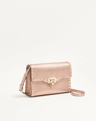Valentino Garavani Rockstud liten crossbody-veske i laminert kornet kalveskinn