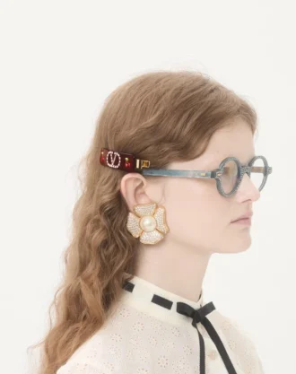 Vlogo Signature hårspenne i harpiks, metall og Swarovski®-krystaller