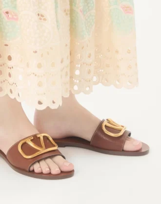 Vlogo Signature Slide Sandal i kornet okseskinn med tilbehør